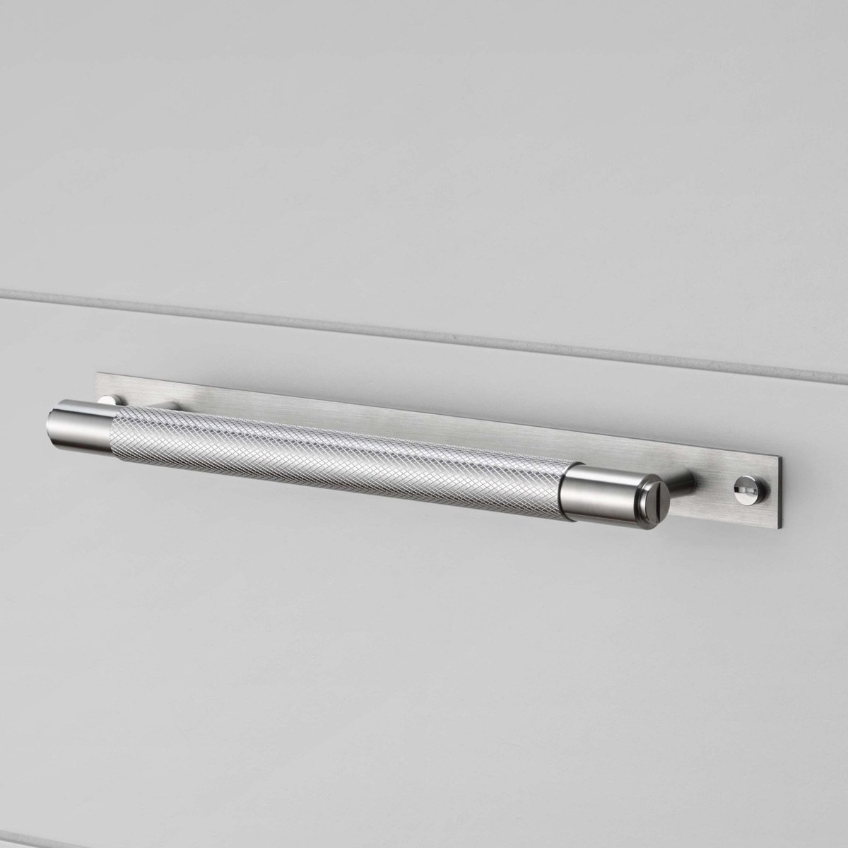 Knurled Medium Pull Bar Cabinet Handle With Back Plate In Solid Steel